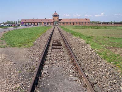 http://www.jornalorebate.com.br/118/Rail_leading_to_Auschwitz_II_(Birkenau)8.jpg