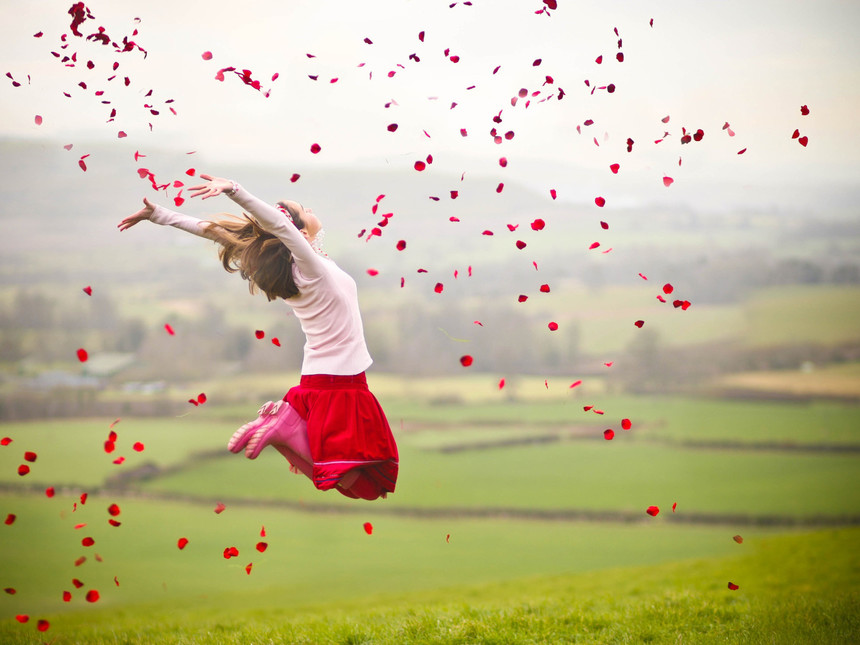 https://jornalorebate.com.br/19-01/Uma-crianca-jogando-flores.jpg