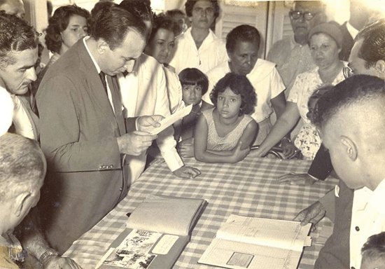 Visita ao centro espírita Francisco de Paula, em Macaé, do nosso governador Roberto Silveira que perdeu a vida em um acidente de helicóptero. Não me lembro, porque era muito novo, se na época também houveram dúvidas quanto a natureza do acidente.