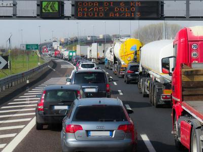 Investir em malha viária não vai diminuir congestionamentos em grandes cidades, revela estudo