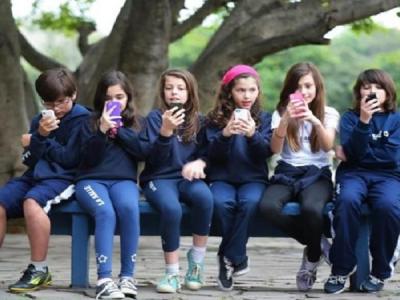 21% das crianças e adolescentes deixam de comer ou dormir por causa da internet, diz pesquisa